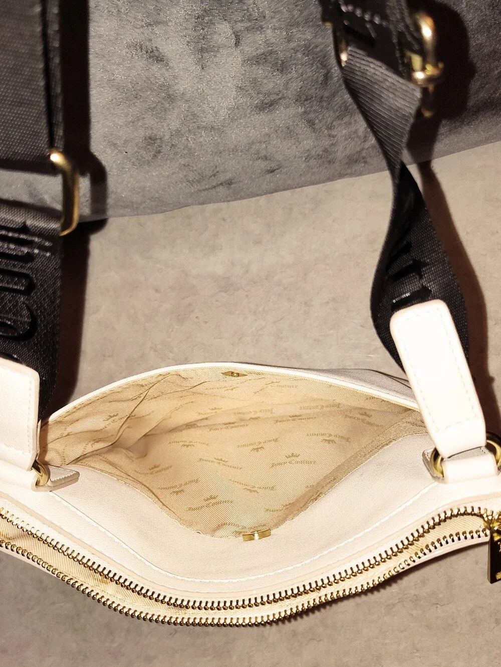 NWT VINTAGE JUICY COUTURE WHITE LEATHER CROSSBODY BAG W/ EMBOSSED BLACK STRAP